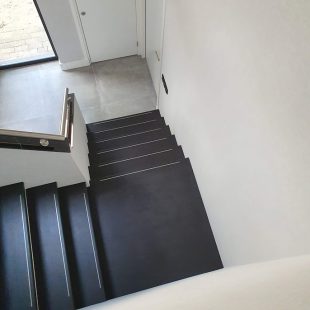 Moderne trap met bordes