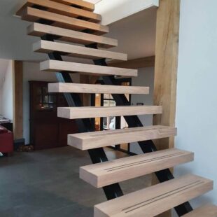 Stalen trap met houten treden