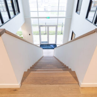 Balustrade en rechte trap