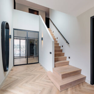 Moderne trap met bordes