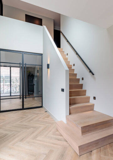 Moderne trap met bordes