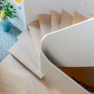 Designtrap met vloeiend draaiende wand
