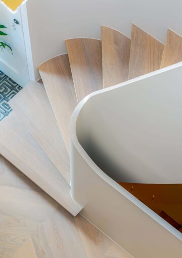 Designtrap met vloeiend draaiende wand
