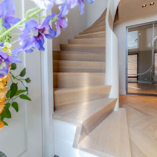 Eikenhouten z-treden op designtrap