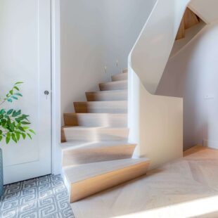 Organische trap met wand