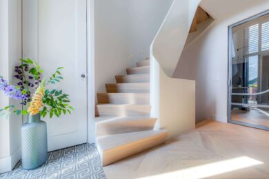 Organische trap met wand