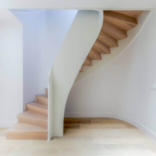 Vloeiende wand op designtrap