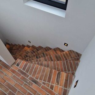 Betonnen trap met steenstrips