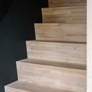 Z-trap met rubberwood treden